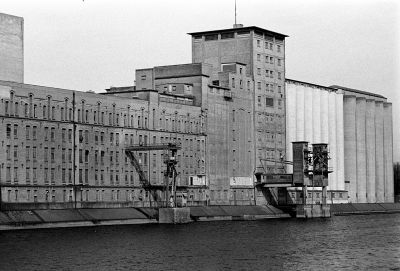 Port autonome
Leica R6.2 Elmarit 90mm HP5+ D76 1+1
