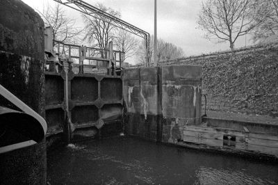 Ecluse porte de l'Hopital
Canon 300V f1:2.8 20mm Fomapan 400 D76 scan de négatif
