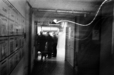 Un instant de la World Cie
Pris à la volée (ce qui explique la trainée lumineuse) Minox 35EL Tri-X 800 iso
scan de négatif
