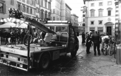 Fourrière à vélos
Photo prise à Florence en février 2006. Scan d'argentique - STack 35mm.
Devant le Duomo et le Baptistère, séance de coupe-cadenas organisée par les services de la fourrière spécialisés dans le retrait de vélos garés devant les monuments et dans les rues touristiques.
Étonnant et succès assuré auprès des passants étrangers ! 
