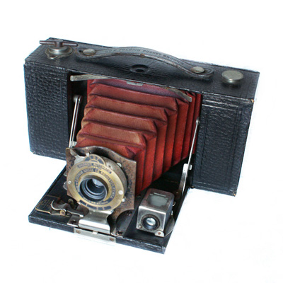 Kodak éternel ... ici modèle 1909
Mon premier appareil photo, qui fut auparavant le cadeau reçu par mon père à sa communion !
