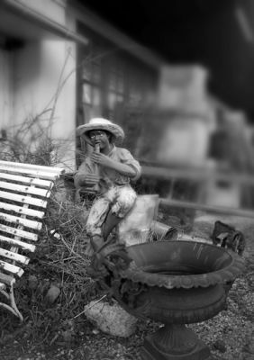 Le joueur de Flute...
... Noir, vu sur la "Plantation" du Village des Antiquaires, à Benfeld...
