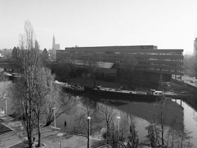 Vue de Strasbourg, l'Ill et des péniches
Depuis l'Ibis, vers le Conseil Général et les Ponts Couverts, sans oublier la Cathédrale, mais en "oubliant" le Musée d'Art Moderne !
