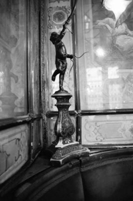 Le "Bon Génie de l'Amour"
Café Florian - Venise
Minolta Dynax 60 - zoom à 35mm - Kodak Gold 200 iso - scannée 
