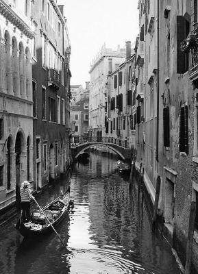 Gondolier de Tradition
Sur un canaletto Vénitien, 25 Décembre 2004.
Minolta Dynax 60 - zoom à 28mm - Kodak Gold 200 - scannée
