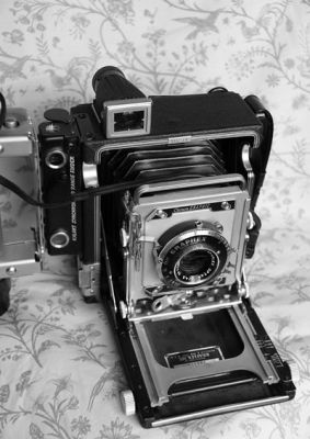 Graflex "Crown Graphic 3x4"
Il s'agit du "Pacemaker" des photographes de presse Américains, jusque dans les années 60
