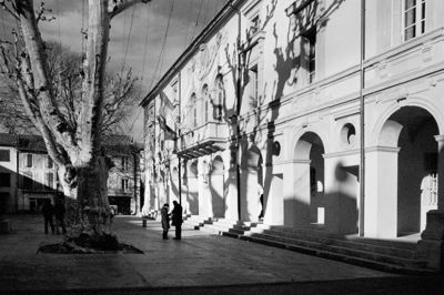 Municipales en vue à Saint Rémy de Provence
Conciliabules, place de la Mairie
Minolta Dynax 7 - Kodak BW 400 - 24mm - f:8
