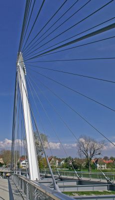 Traits d'Union
Passerelle des Deux Rives, entre Strasbourg et Kehl, une superbe dentelle d'acier !
Mots-clés: Strasbourg Alsace Graphisme