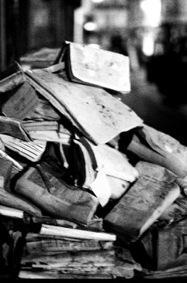 Books I
Après des inondations spectaculaires dans le vieux Quimper (Finistère), la Librairie de la Cité se vide de ses livres... Aujourd'hui, la librairie est devenue un bric à brac de gadgets Diddl...
Décembre 2000 : http://www.antourtan.org/archives_inond_fr.html
Mots-clés: Inondations livres
