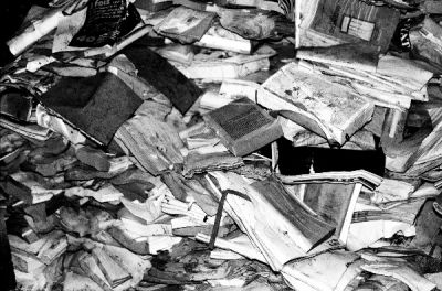 Books II
Après des inondations spectaculaires dans le vieux Quimper (Finistère), la Librairie de la Cité se vide de ses livres... Aujourd'hui, la librairie est devenue un bric à brac de gadgets Diddl...
Décembre 2000 : http://www.antourtan.org/archives_inond_fr.html
Mots-clés: Inondations livres
