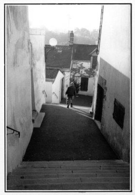 Escalier
Un passant descend sur le port à Pornic.
Mju: II
Mots-clés: Escalier