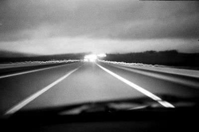 Twingo
Je reprends la photo argentique en terminant une pellicule tri-X qui moisissait dans le compartiment d'un Olympus mju: II depuis plus d'un an et demi...
Je roule sur environ 1200 Km par semaine cette année. J'ai des levers de soleil plein mon disque dur. C'est poétique. Mais ce que je préfère ce sont ces contrastes, ces lignes et ce flou dû au tremblement du moteur et des roues. A la limite de l'abstrait, non ?
