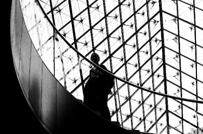 Sous la pyramide
L'escalier en spirale sous la pyramide en verre du Louvre, à Paris.
Côté matériel : EOS 500N + 50mm/1,8 + HP5
Mots-clés: Pyramide Louvre Paris