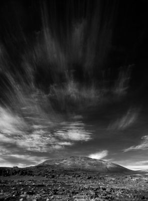 ciel de traine sur le Chisny
La météo ayant annoncé l'arrivée de nuages de haute altitude, je me suis rendu dans le secteur du volcan Piton de la Fournaise, afin d'essayer de ramener des images. Quand j'ai récupéré mes films, c'est cette photo qui m'a paru la plus proche de ce que je voulais montrer. 
Mots-clés: montagne, volcan, nuages, ciel