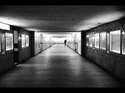 Gare de Poznan- 1
tunnel reliant les quais de la gare de Poznan- Pologne
400 tri-x, scan de négatif
Canon Eos 300
Mots-clés: pologne poznan gare urbain solitude
