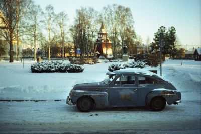 Volvo "dans son jus"
à Mora, en Suède
péloche "lomo" 400 asa, Konica Pop (jaune)
