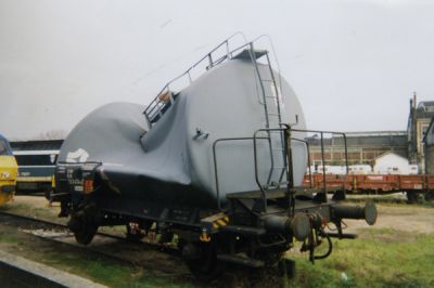Wagon implosé
Voici ce qui se passe quand on vidange une citerne sans ouvrir la trappe au dessus pour faire une prise d'air.
