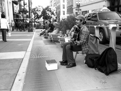 Musicien de rue
Sur la rue Powwell
Mots-clés:  n&b,nikon s2