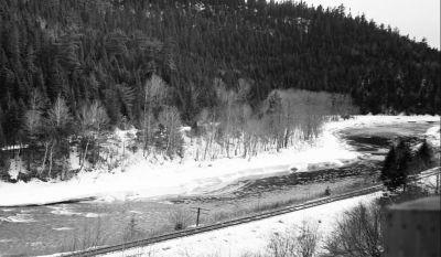 Complicités
C'est le Printemps au Québec. La glace fonde. Les rivières sont belles et celle-ci (Rivière Matapedia) se lie en amitié avec la voie ferrée...ou sera le contraire?
Mots-clés: n&b paisages d'hiver nikon S2