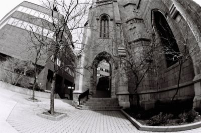 Univrsité de Québec à Montréal
Nikon FM3A, Nikkor 16mm f:2,8 Ilford PAN F 50asa
De la serie 'Promenades au Centreville'
Mots-clés: Montreal université architecture centreville promenade