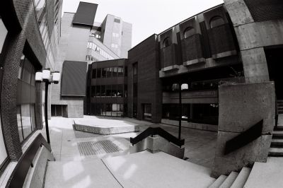 Vue Université de Québec à Montreal (UQAM)
Nikon FM3A, Nikkor 16mm f:2,8 Ilford PAN F 50asa
De la serie 'Promenades au Centreville'
Mots-clés: Montreal rue architecture université promenade