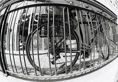 Bike en prison
Nikon FM3A, Nikkor 16mm f:2,8 Ilford PAN F 50asa
De la serie 'Promenades au Centreville'
Mots-clés: Montreal nikon FM3A bicyclette fish-eye