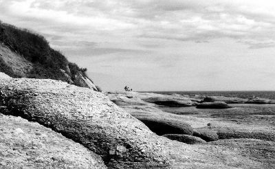 Après-midi marin
Un adulte et deux enfants se donnent à parourir les roches
(Nikon FM3A Ilford Delta 400)
Mots-clés: Gaspesie plage roches silence  nikon FM3A