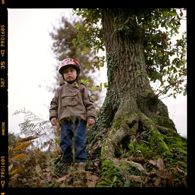 Lutin
Je vis en Bretagne, et ici les chênes abritent de petits lutins à chapeau rouge que l'on peut parfois surprendre si l'on est bien caché. Ils sont en général de fort méchante humeur...
Mots-clés: Hasselblad, Fuji