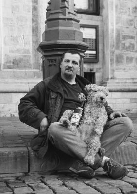 Homme et chien savent pourquoi!!!!!!
Le titre est en rapport avec une pub belge sur une bière, prise de vue Mamiya C330, film 100 ASA, lumière naturel, focal et vitesse plus de souvenance.
