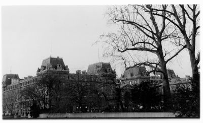 Préfecture de police, Paris
Préfecture de police à Paris, vue depuis le Pont au Double (à côté de Notre-Dame). Film Ilford HP5+ 400iso
Mots-clés: paris arbres
