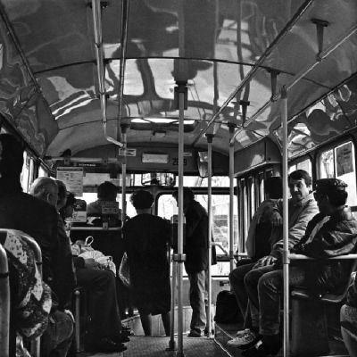 Dans un bus
