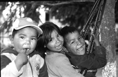 la balancoire de la pauvreté
A Creel(mexique)les enfants tarahumara s'amusent avec une ceinture de laine comme pretexte de balancoire,pres de la, les parents occupent la place du marché pour vendre l'artisanat 
Mots-clés: indien tarahumara enfant indien enfant mexicain mexicain balancoire