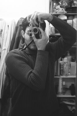 Autoportrait au M4
Boitier & Objectif : Leica M4 & Elmar f/2.8-50
Film : Fuji Neopan 400 à poussé 1600
Révélateur : Ilford LC29 à 1+29 (12min)
