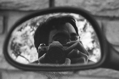 Autoportrait #1
Boitier : Canon AE-1 Program + Canon 50mm f/1.8
Film : Ilford HP5+ poussé à 1600
Révélateur : Kodak D-76 (1+1)
