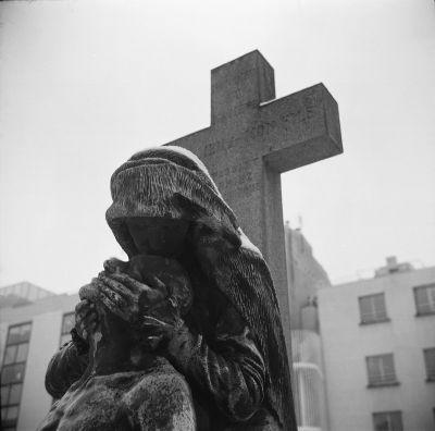 La pleureuse
Boitier : Ikonta B 521/16
Film : Neopan 400
Révélateur : Kodak D-76 (1+1)
