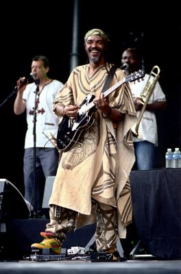 Tiken Jah Fakoli
Live Terre du Son 2008, son guitariste

