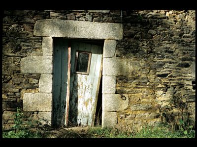 Une porte à l'abandon
