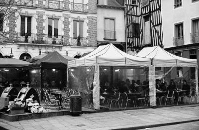 Fumer sous les tentes
Rennes, France - Décembre 2008
Appareil : Yashica Electro 35 GT
Film : Kodak TriX 400 (400 ISO)
Révélateur : Kodak D76 (stock, 8min, 20°C)
