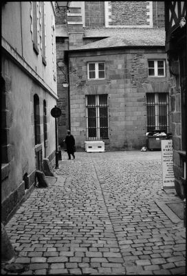 Au bout de la rue, à gauche
Rennes, France - Décembre 2008
Appareil : Yashica Electro 35 GT
Film : Kodak TriX 400 (400 ISO)
Révélateur : Kodak D76 (8min, 20°C) 
