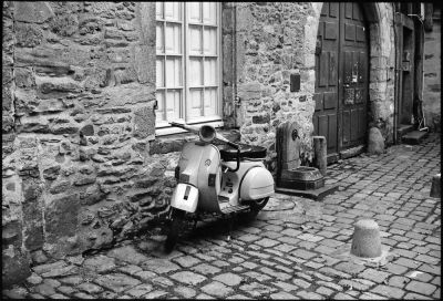 Un scooter
Rennes, France - Décembre 2008
Appareil : Yashica Electro 35 GT
Film : Kodak TriX 400 (400 ISO)
Révélateur : Kodak D76 (stock, 8min, 20°C) 
