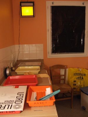 bacs et lampe inactinique
http://35mm-compact.com/album/albums/edit/preview_07d42608.JPG
Mots-clés: labo cuisine
