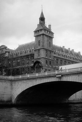 Paris
Avril 2009, Minolta X700 MD 50 1.4, Recordak 25 iso film orthochromatique Rodinal 1/25. 

