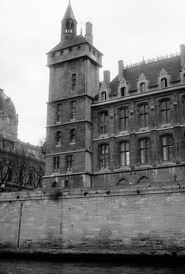 Paris
Avril 2009, Minolta X700 MD 50 1.4, Recordak 25 iso film orthochromatique Rodinal 1/25. 
