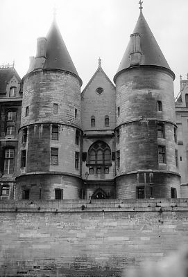 Paris
Avril 2009, Minolta X700 MD 50 1.4, Recordak 25 iso film orthochromatique Rodinal 1/25. 
