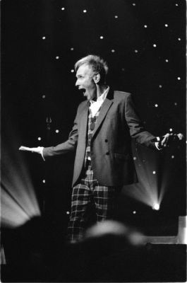 Plastique Bertrand
Forest National (Bruxelles), le 10 novembre 2009
Minolta X-700 Rokkor 135mm MD f/3,5
F/3,5 et 1/250è
Hp5+ à 1600 dans du Microphen 1+0 11min
