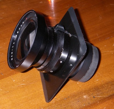 Objectif de Mamiya press avec obturateur HS sur planchette Graflex pacemaker maison
