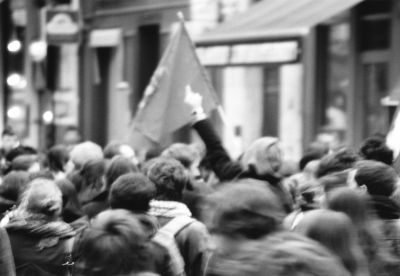 semblant de révolte.
Lyon, Place des Terreaux, le 05.02.2009, 14h10. Pluie.
Canon AE-1 Program, Ilford FP4 Plus.
Mots-clés: manifestation lyon février 2009 université foule révolte