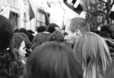 complicité.
Lyon, Place des Terreaux, le 05.02.2009, 14h30. Temps couvert.
Canon AE-1 Program, Ilford FP4 Plus.
Mots-clés: manifestation lyon février 2009 université regard complicité