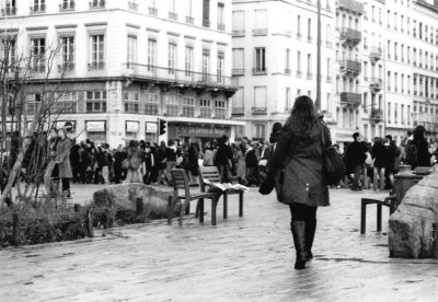 marche solitaire.
Lyon, Place des Terreaux, le 05.02.2009, 14h40. Temps couvert.
Canon AE-1 Program, Ilford FP4 Plus.
Mots-clés: manifestation lyon février 2009 université seule marcher