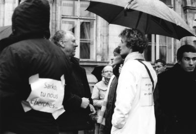 confession.
Lyon, Place des Terreaux, le 05.02.2009, 14h. Mauvais temps (Pluie).
Canon AE-1 Program, Ilford FP4 Plus.
Mots-clés: manifestation lyon février 2009 université discussion confession